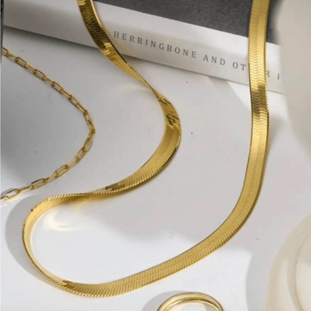 Elegant Gold Necklace